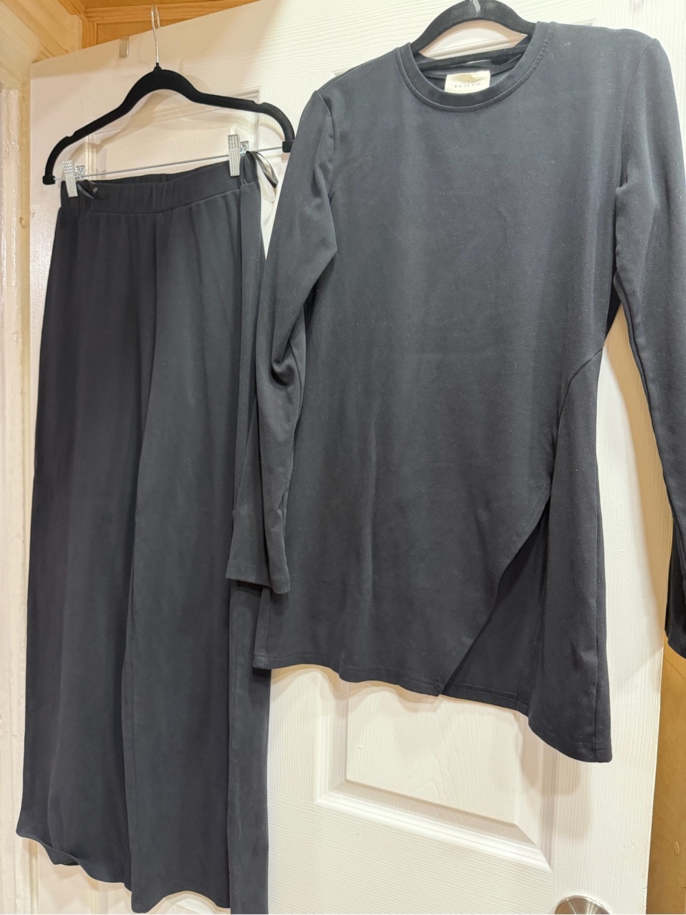 Veiled Black Women's Wide-Leg Pants & Long Sleeve Tunic Set